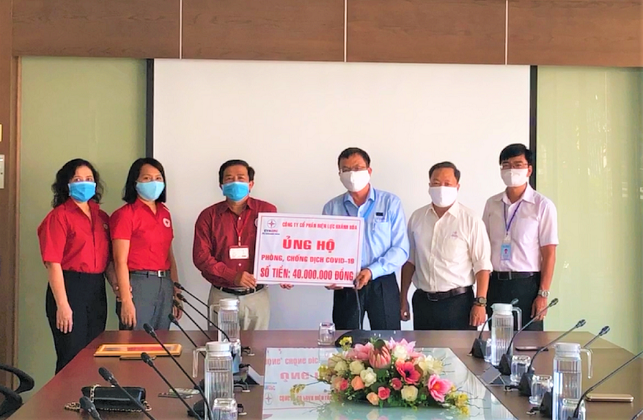 Ông Nguyễn Cao Ký, tổng giám đốc PC Khánh Hòa trao  40 triệu đồng cho lãnh đạo Hội Chữ thập đỏ Nha Trang cùng chung tay hỗ trợ cho những người dân khó khăn vượt qua đại dịch. Ảnh: Huy Tôn