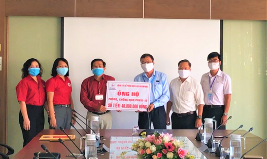 Ông Nguyễn Cao Ký, tổng giám đốc PC Khánh Hòa trao  40 triệu đồng cho lãnh đạo Hội Chữ thập đỏ Nha Trang cùng chung tay hỗ trợ cho những người dân khó khăn vượt qua đại dịch. Ảnh: Huy Tôn