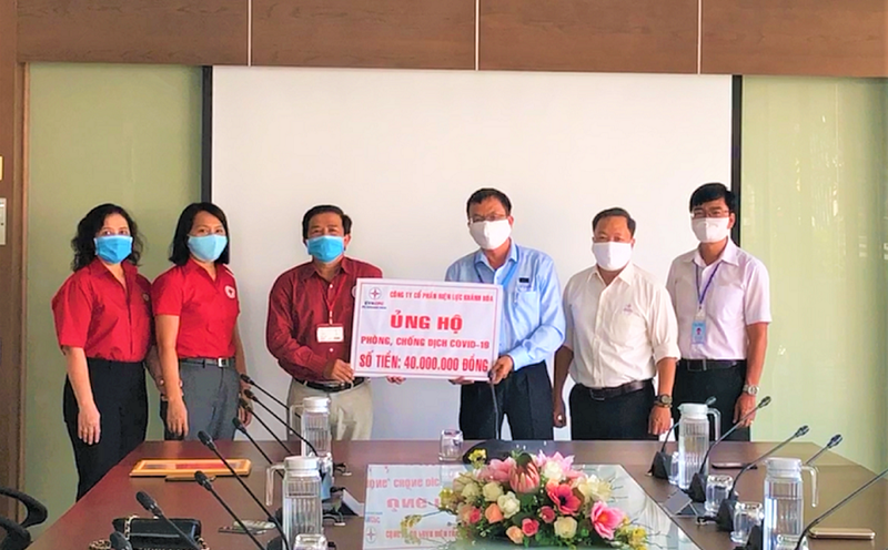 Ông Nguyễn Cao Ký, tổng giám đốc PC Khánh Hòa trao  40 triệu đồng cho lãnh đạo Hội Chữ thập đỏ Nha Trang cùng chung tay hỗ trợ cho những người dân khó khăn vượt qua đại dịch. Ảnh: Huy Tôn