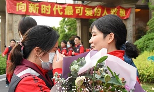 Các nhân viên y tế nói lời tạm biệt với nhau sau khi cách ly 14 ngày ở tỉnh Chiết Giang, Trung Quốc. Ảnh: Xinhua
