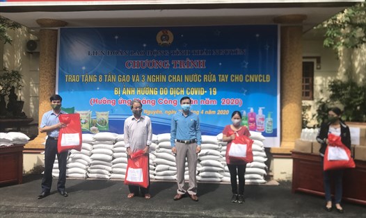 Chủ tịch Liên đoàn Lao động tỉnh Thái Nguyên - Vũ Duy Hoàng tặng gạo cho CNLĐ. Ảnh: Kim Ngân