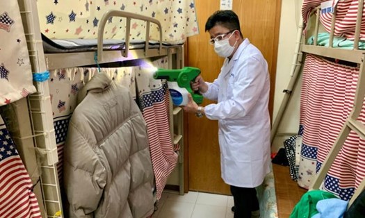 Một nhà khoa học đang minh hoạ cách sử dụng MAP-1 lên bề mặt giường, tại Hong Kong, ngày 21.4. Ảnh: RT