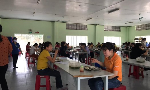 Người lao động ở Cty Vinakad vẫn phải dãn cách trong bữa ăn để phòng chống dịch COVID-19. Ảnh: Hồ Sỹ Tân