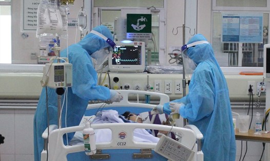 Chăm sóc bệnh nhân mắc COVID-19 tại Bệnh viện Bệnh nhiệt đới Trung ương. Ảnh: Trịnh Thu.