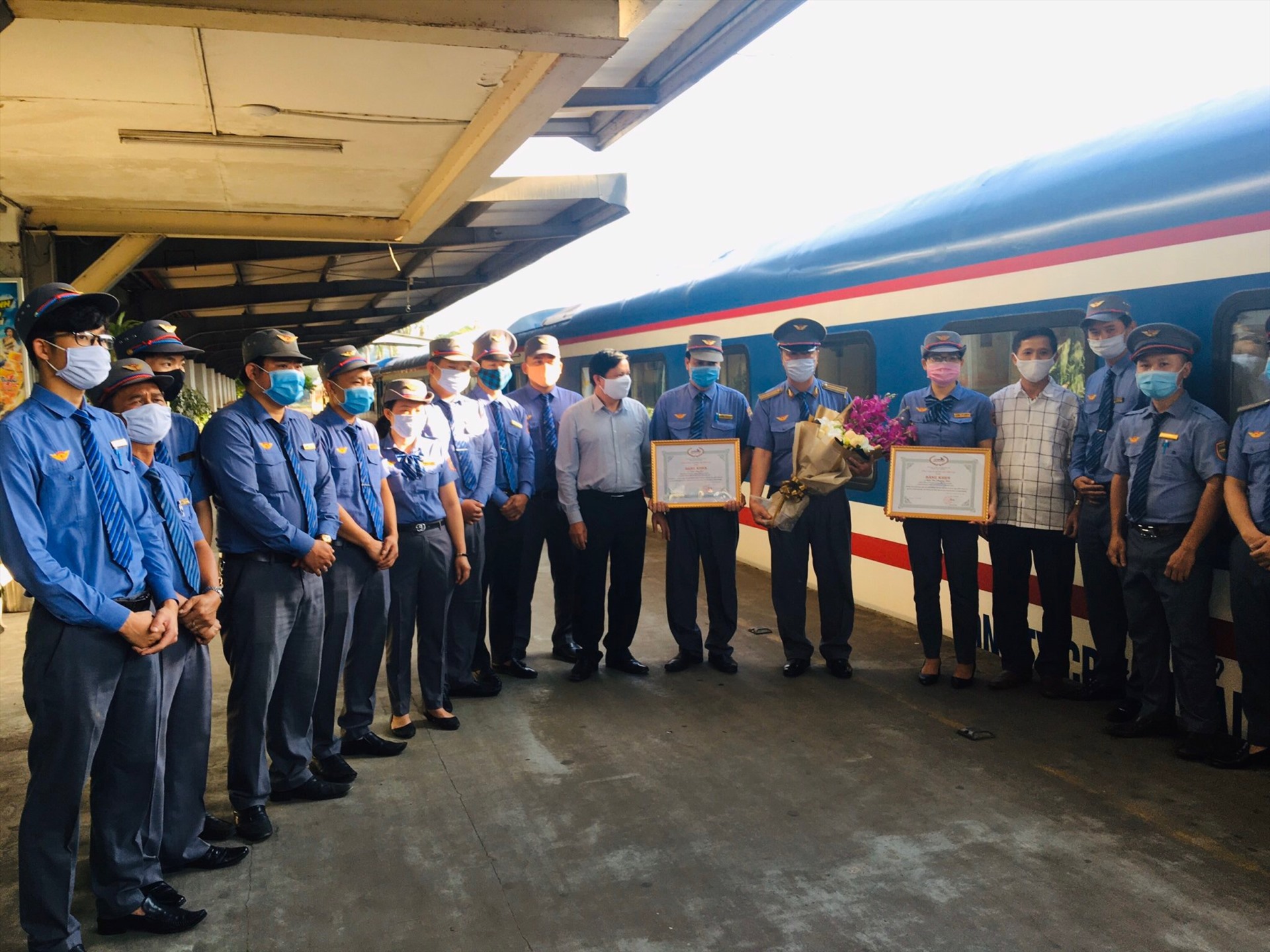 Phó Tổng Giám đốc Tổng Công ty Đường sắt Phan Quốc Anh và Phó Chủ tịch Công đoàn Đường sẳt Việt Nam Nguyễn Thanh Hoàn  trao Bằng khen của Tổng Công ty cho tổ tàu ngay chiều 27.4. Ảnh: Đỗ Hoà