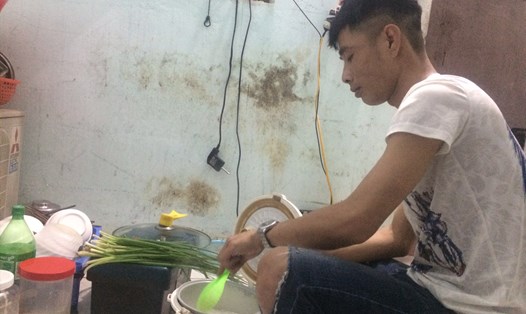 Anh Hoàng Văn Thạch chuẩn bị bữa cơm đạm bạc trong mùa dịch. Ảnh: Bảo Hân- Trần Kiều
