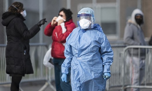 Một nhân viên y tế mặc đồ bảo hộ tại khu vực xét nghiệm bên ngoài một bệnh viện ở thành phố New York, Mỹ ngày 24.4. Ảnh: AFP