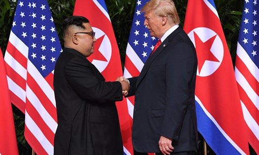 Tổng thống Donald Trump và nhà lãnh đạo Kim Jong-un trong hội nghị thượng đỉnh Mỹ-Triều năm 2019. Ảnh: AFP