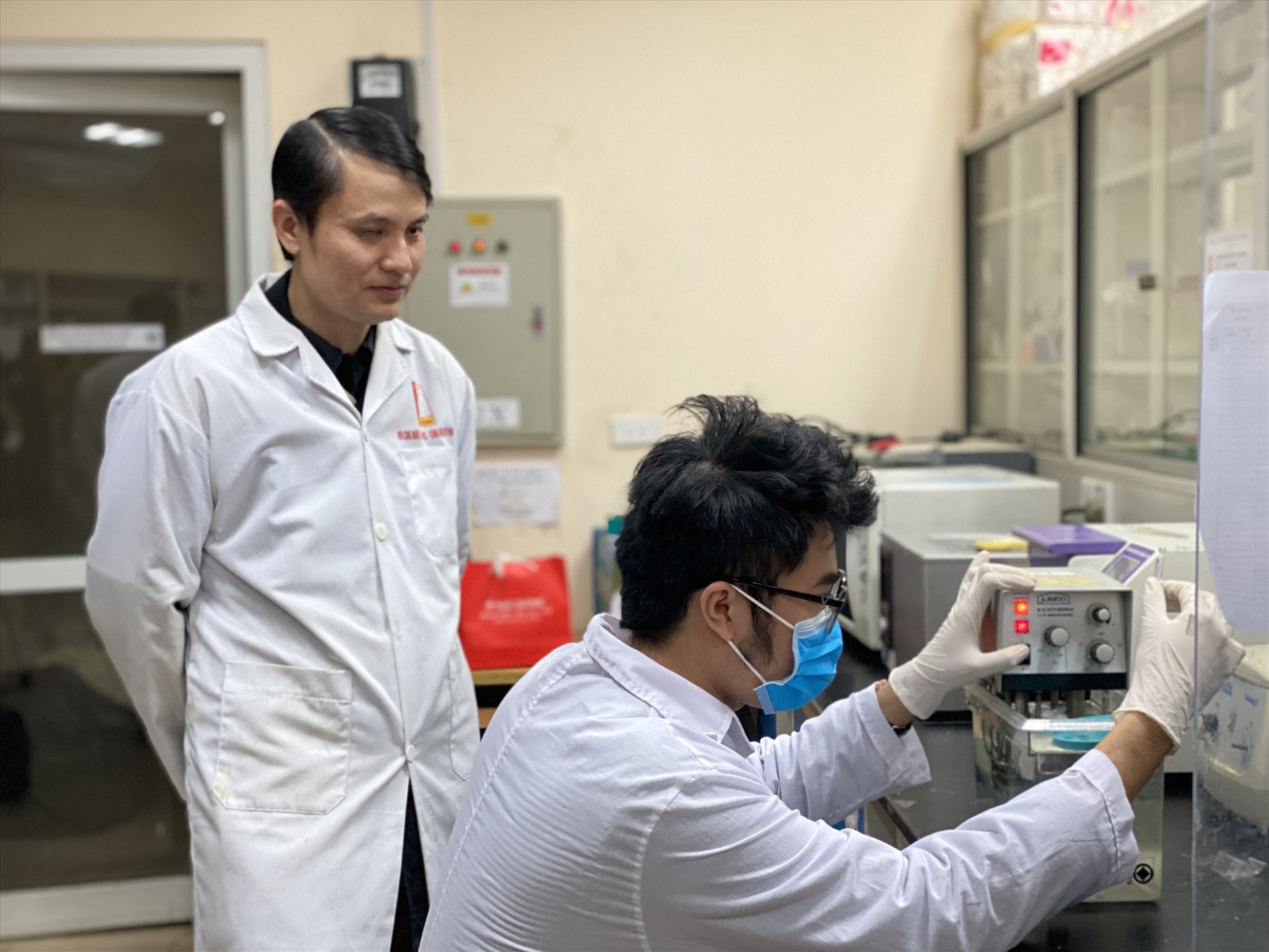 Đoàn viên Đại học Bách khoa Hà Nội sáng chế và sản xuất sản phẩm kit thử SARS-CoV-2. Ảnh: ĐHBK
