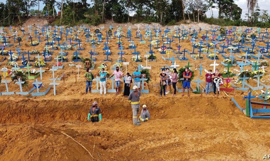 Những ngôi mộ mới ở nghĩa trang Nossa Senhora Aparecida, trong rừng Amazon ở Brazil, ngày 22.4.2020. Ảnh: AFP