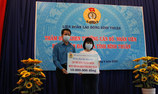 Liên đoàn Lao động tỉnh hỗ trợ 10 triệu đồng cho tập thể Khoa Truyền nhiễm, Bệnh viện Đa khoa tỉnh Bình Thuận. Ảnh: LĐLĐ tỉnh Bình Thuận