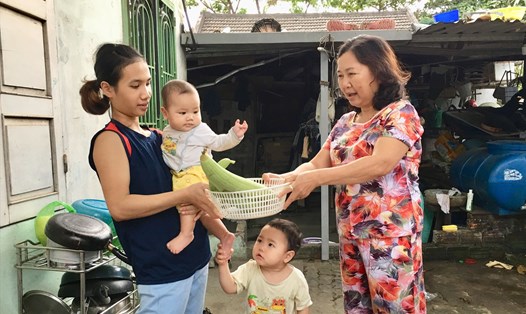 Bà Dương Thị Ngọc Vinh, chủ nhà trọ ở xã Hòa Sơn, huyện Hòa Vang chia sẻ rau quả có sẵn trong vườn nhà cho NLĐ khó khăn trong mùa dịch COVID-19. Ảnh: Ngọc Yến