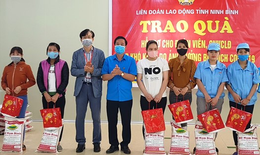 Đại diện lãnh đạo LĐLĐ tỉnh Ninh Bình trao quà hỗ trợ cho CNLĐ. Ảnh: NT