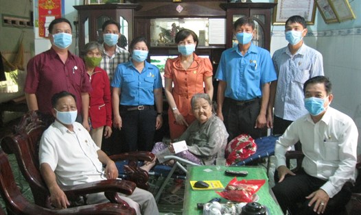 Đoàn thăm, tặng quà Mẹ Việt Nam Anh hùng Lê Thị Ba - Ảnh LĐLĐ Tây Ninh cung cấp