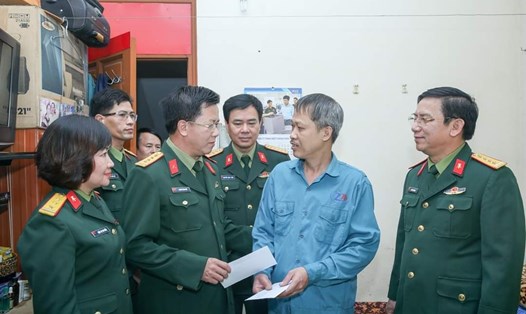 Đại tá Nguyễn Đình Đức - Trưởng ban Công đoàn Quốc phòng thăm, tặng quà đoàn viên, công nhân viên Quốc phòng có hoàn cảnh khó khăn. Ảnh: CĐQP