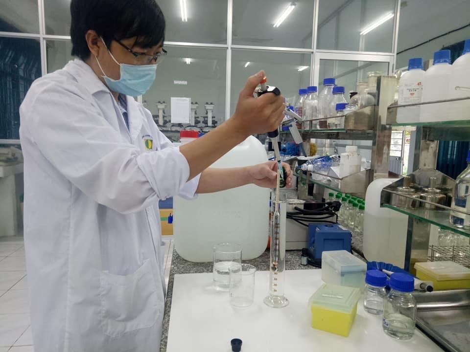 Nhà trường sản xuất nước sát khuẩn, gel rửa tay phòng chống dịch COVID-19. ảnh: Công đoàn Trường cung cấp