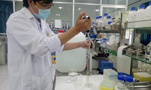 Nhà trường sản xuất nước sát khuẩn, gel rửa tay phòng chống dịch COVID-19. ảnh: Công đoàn Trường cung cấp