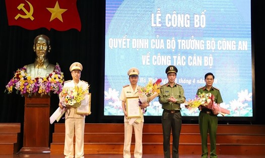 2 tân phó giám đốc Công an tỉnh Hà Tĩnh tại lễ nhận quyết định bổ nhiệm. Ảnh: CA HT