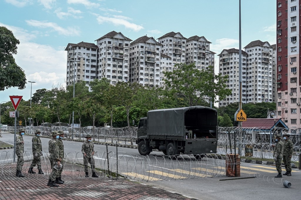 Các binh sĩ Malaysia dựng hàng rào dây thép gai gần các tòa nhà chung cư tại Selayang, Gombak, Malaysia hôm 20.4. Ảnh: AFP.