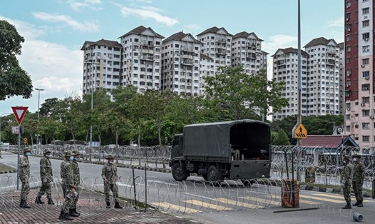 Các binh sĩ Malaysia dựng hàng rào dây thép gai gần các tòa nhà chung cư tại Selayang, Gombak, Malaysia hôm 20.4. Ảnh: AFP.