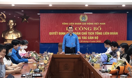 Đồng chí Nguyễn Đình Khang, Uỷ viên Trung ương Đảng, Chủ tịch Tổng LĐLĐVN giao nhiệm vụ và chúc mừng hai đồng chí mới được bổ nhiệm. Ảnh: Việt Lâm