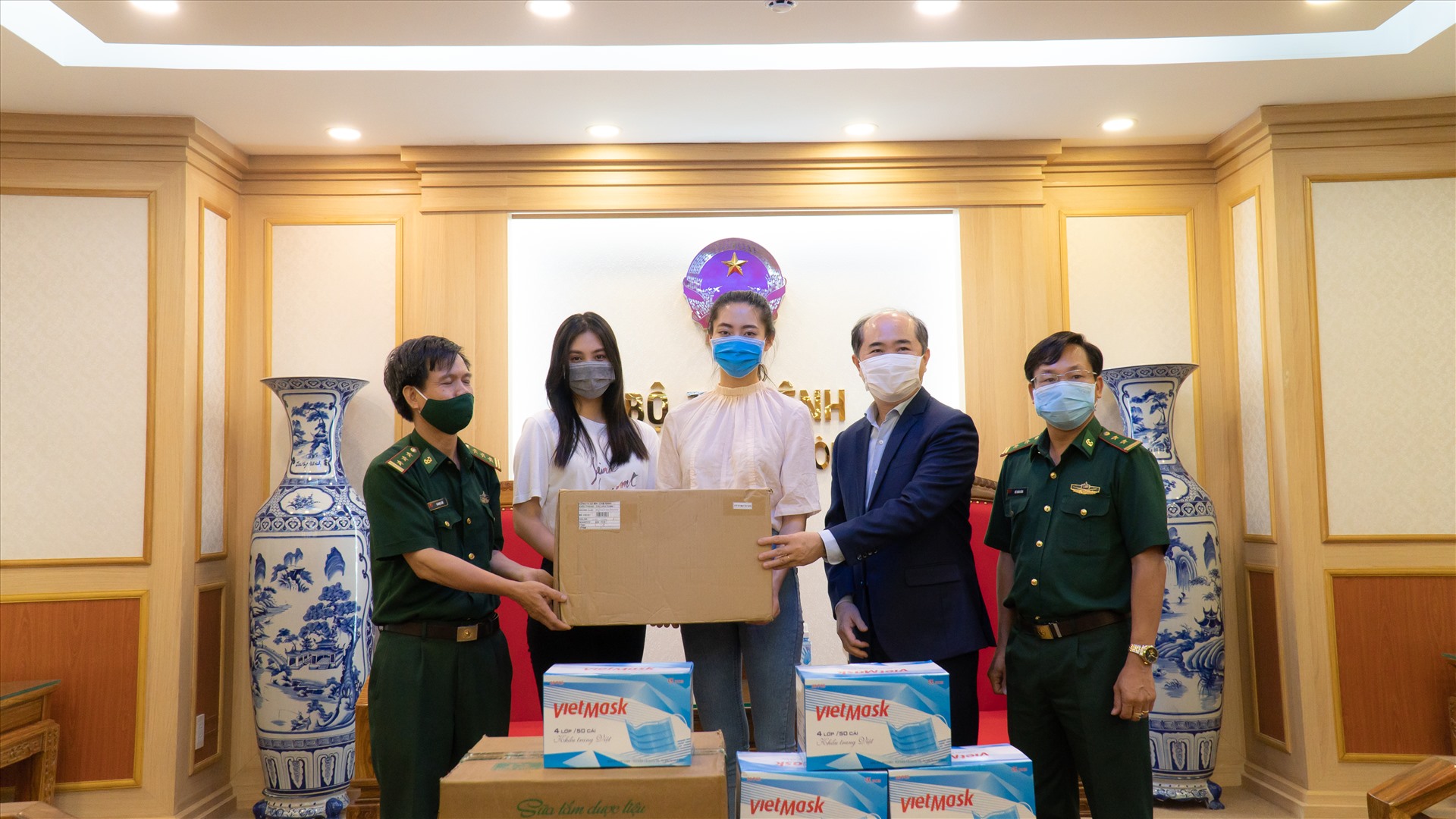 Hoa hậu Lương Thuỳ Linh và Tiểu Vy cùng trao tặng thiết bị y tế cho các chiến sĩ biên phòng. Ảnh: Sen vàng.