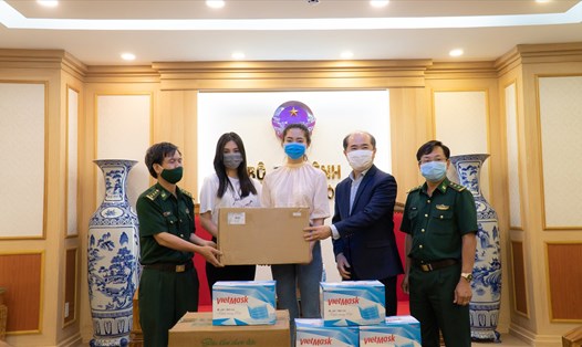 Hoa hậu Lương Thuỳ Linh và Tiểu Vy cùng trao tặng thiết bị y tế cho các chiến sĩ biên phòng. Ảnh: Sen vàng.