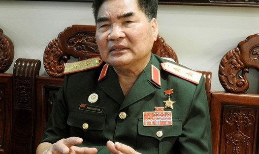 Trung tướng Phạm Xuân Thệ - nguyên Tư lệnh Quân khu 1 kể về cuộc chiến đấu trong chiến dịch Hồ Chí Minh năm 1975. Ảnh: Đình Tuệ
