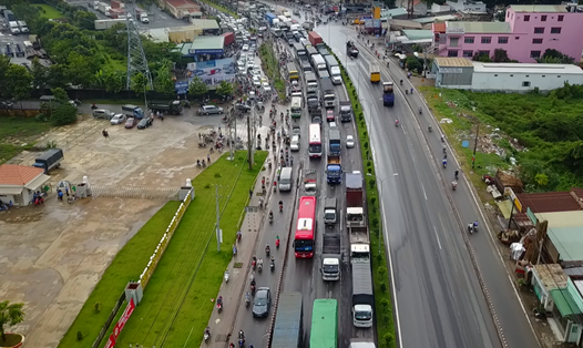 Giao thông trên quốc lộ 51 đoạn qua tỉnh Đồng Nai. Ảnh: HÀ ANH CHIẾN
