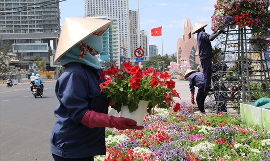 Công nhân trang trí hoa trên đường Trần Phú đưa đến diện mạo mới cho thành phố biển những ngày nghỉ lễ 30.4-1.5. Ảnh: Phương Linh