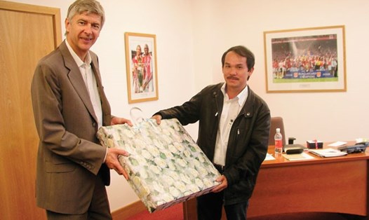 Bầu Đức sang mời Arsenal của HLV Arsene Wenger sang Việt Nam đá giao hữu vào năm 2007. Ảnh: CLB HAGL.