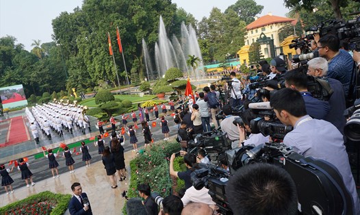 Phóng viên trong nước và quốc tế tác nghiệp trong một sự kiện chính trị tại Phủ Chủ tịch. Ảnh: Nguyễn Nam