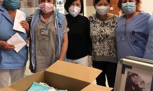 Hình ảnh Cộng đồng người Việt Nam ở Cộng hòa Séc tặng khẩu trang miễn phí cho bệnh viện. Ảnh: Next Shark