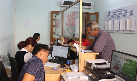 Người lao động đến giải quyết các thủ tục tại cơ quan Bảo hiểm xã hội (ảnh chụp trước ngày 1.4.2020). Ảnh: Lê Hoa