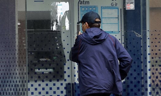 Người dân đến rút lương hưu tại cây ATM. Ảnh: Hải Nguyễn