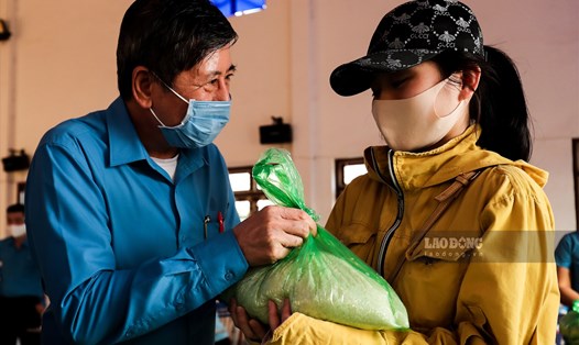 Phó Chủ tịch Thường trực Tổng Liên đoàn Lao động Việt Nam Trần Thanh Hải trao gạo miễn phí tới người lao động khó khăn. Ảnh: Sơn Tùng.
