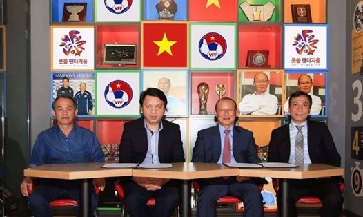 Bầu Đức cùng VFF ký hợp đồng sơ bộ với ông Park ngay tại Hàn Quốc ngày 29.9.2017. Ảnh: VFF.