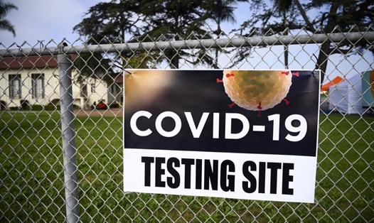 Biển hiệu đánh dấu vị trí 1 trạm xét nghiệm COVID-19 di động tại khu vực đỗ xe ở Compton, California, Mỹ hôm 28.4. Ảnh: AFP.