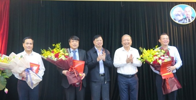 Lãnh đạo Ban Tuyên giáo Trung ương trao quyết định và chúc mừng các cán bộ được điều động, bổ nhiệm. Ảnh T.A