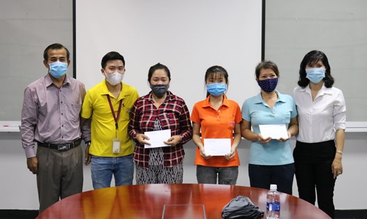 Đoàn công tác tặng quà cho đoàn viên Công ty TNHH Đặc Rạng Việt Nam.