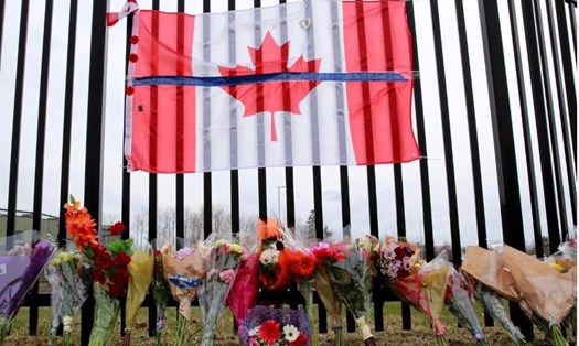 Những bó hoa mặc niệm các nạn nhân xấu số trong vụ xả súng tại Canada hôm 19.4. Ảnh: Reuters.