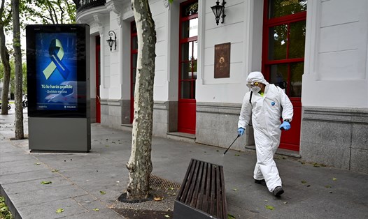Nhân viên đang tiến hành khử trùng trên đường phố Madrid,  tây Ban Nha trong dịch COVID-19. Ảnh: AFP