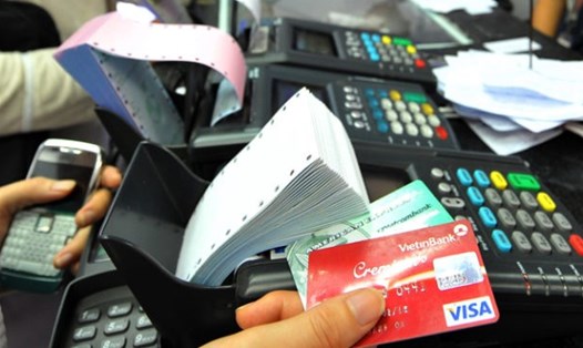 Các loại phí mà Visa, MasterCard áp dụng với ngân hàng Việt là lý do khiến người tiêu dùng tại thị trường Việt Nam gánh nặng phí cao. Ảnh: Lê Toàn
