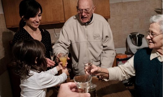 Gia đình 4 thế hệ của anh Toniolo đã cùng nhau chung sống và vượt qua quãng thời gian phong tỏa đầy khó khăn ở Lombardy, Italia. Ảnh: RT