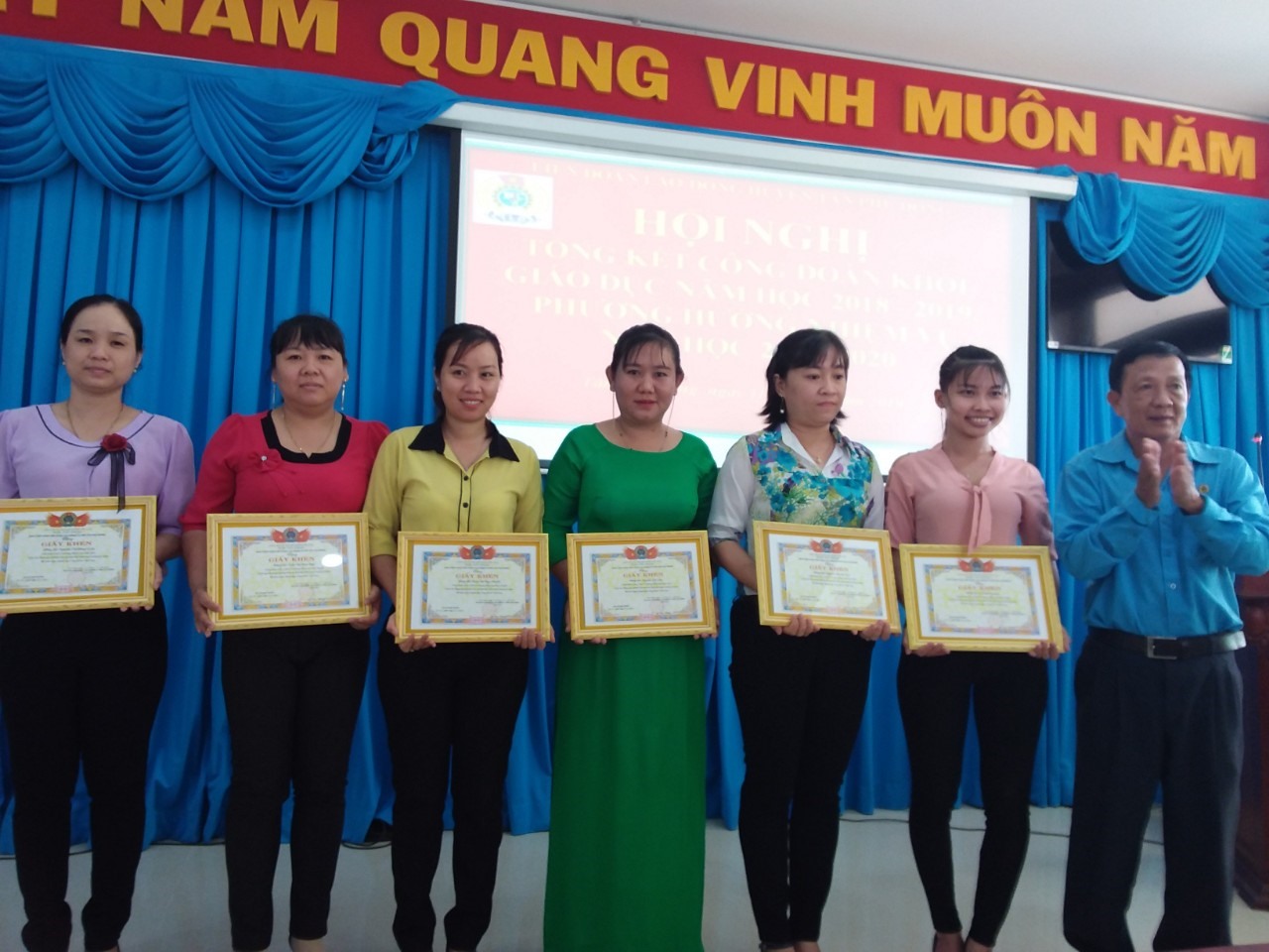 LĐLĐ huyện Tân Phú Đông khen thưởng đoàn viên xuất sắc thực hiện cuộc vận động Học tập và làm theo Bác Hồ năm 2019. Ảnh: K.Q