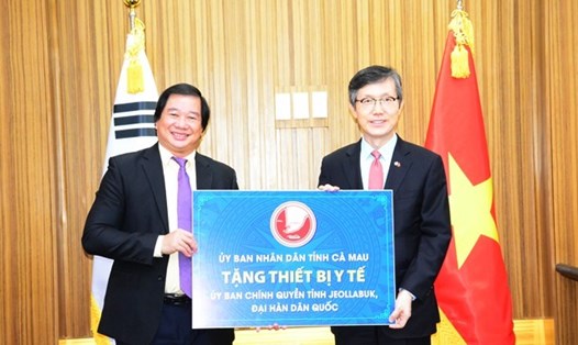 Phó chủ tịch UBND tỉnh Cà Mau Thân Đức Hưởng tặng 10.000 khẩu trang y tế cho Hàn Quốc. Ảnh CTV.