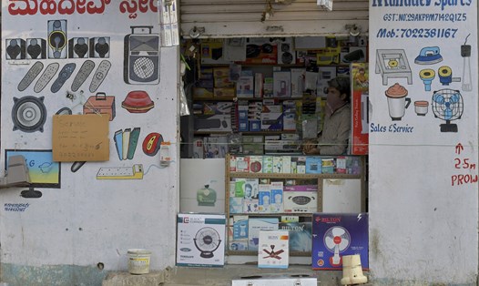 Một cửa hàng ở bang Bangalore, miền Nam Ấn Độ mở cửa trở lại sau khi quốc gia này nới lỏng phong tỏa. Ảnh: AFP