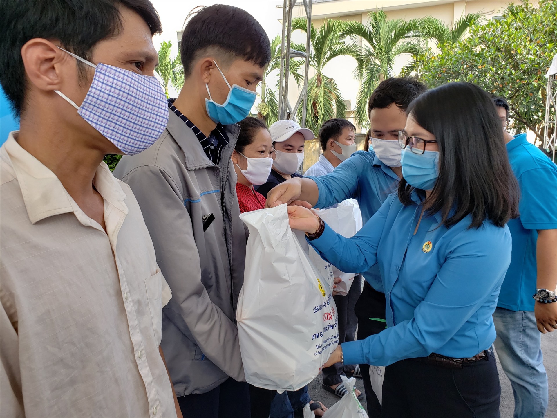 Bà Nguyễn Thị Như Ý - Chủ tịch Liên đoàn lao động tỉnh Đồng Nai (bìa phải) trao phần quà hỗ trợ của tổ chức công đoàn cho người lao động gặp khó khăn do bị ảnh hưởng bởi dịch bệnh COVID-19_Ảnh: Hà Anh Chiến
