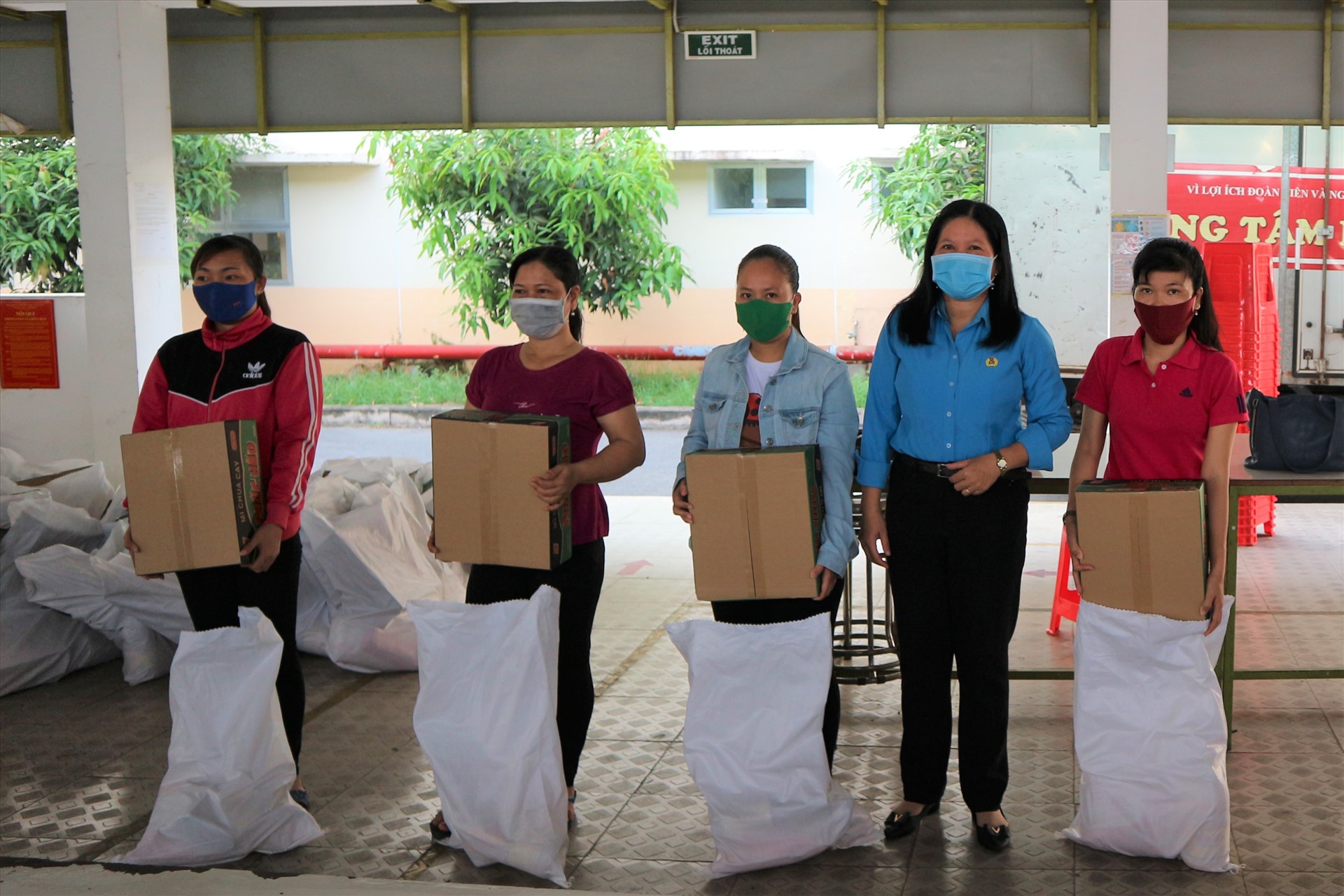 Tặng quà hỗ trợ cho công nhân lao động bị ảnh hưởng bởi dịch COVID-19 tại Tiền Giang. Ảnh: Lý Oanh