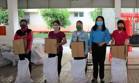 Tặng quà hỗ trợ cho công nhân lao động bị ảnh hưởng bởi dịch COVID-19 tại Tiền Giang. Ảnh: Lý Oanh
